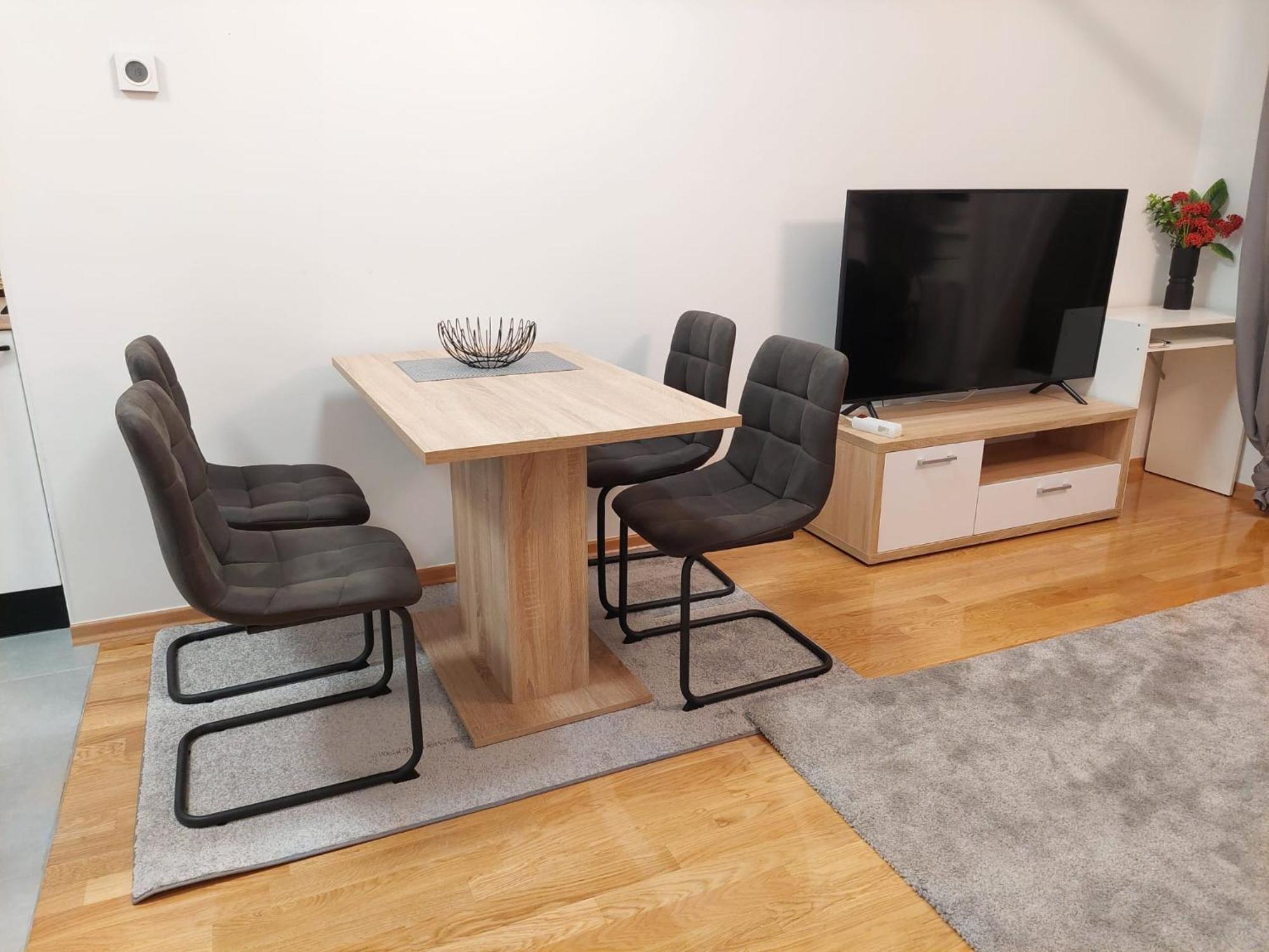 Apartment Vana1 Lovinciceva 3b *